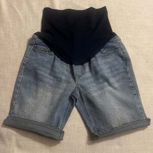 Time and Tru Womens Maternity Bermuda Denim Shorts with Full Belly Band Size S (
